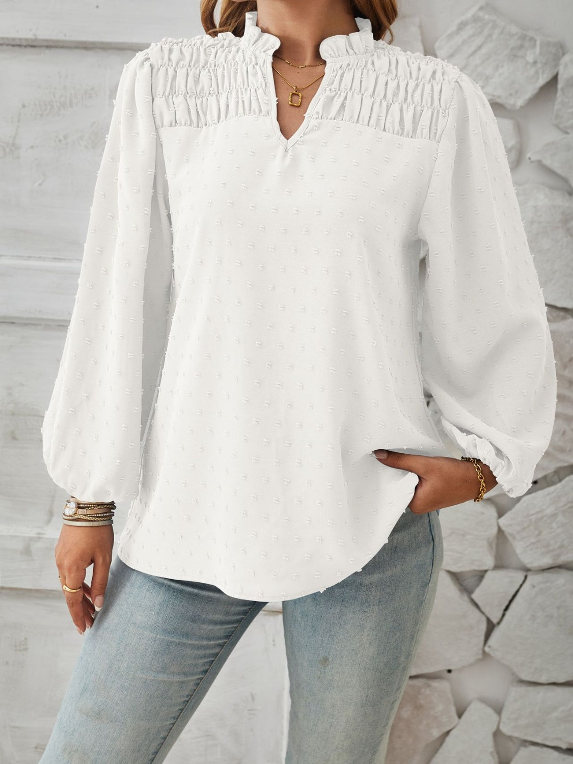 Blusa de manga globo con fruncido y lunares suizos