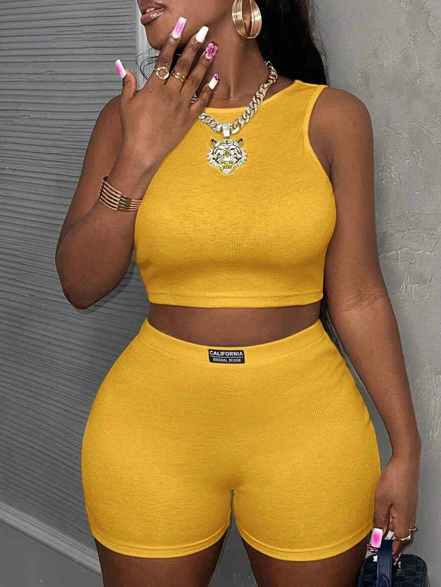 Conjunto urbano de top corto acanalado y short en tono cúrcuma