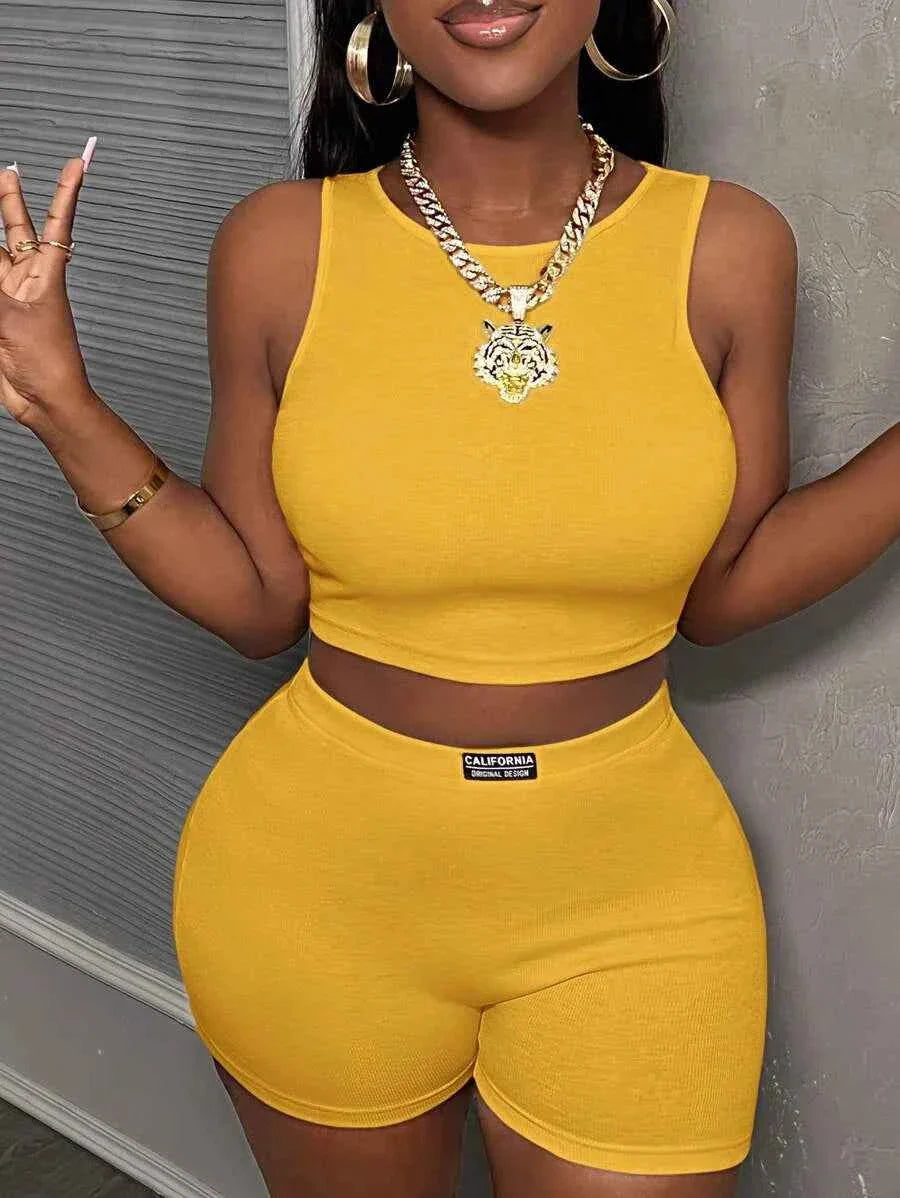 Conjunto urbano de top corto acanalado y short en tono cúrcuma