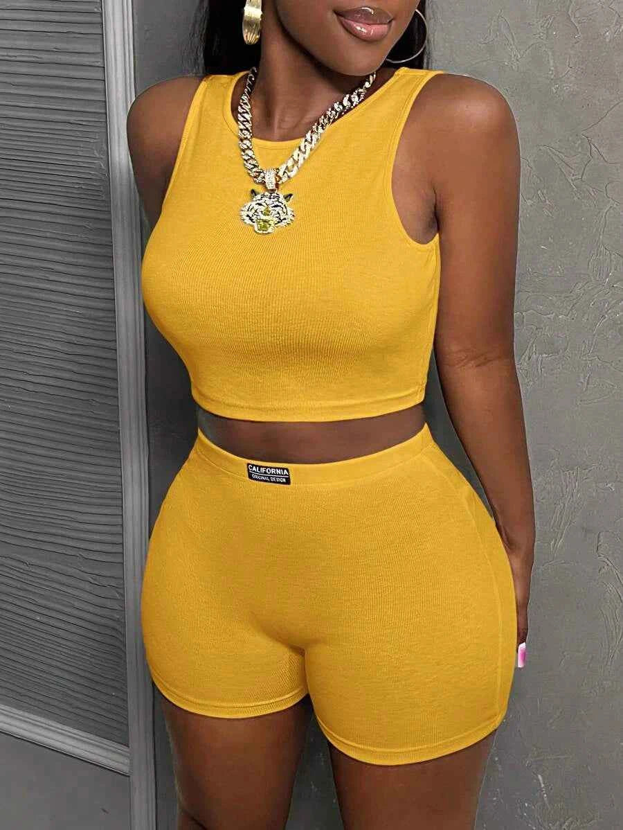 Conjunto urbano de top corto acanalado y short en tono cúrcuma