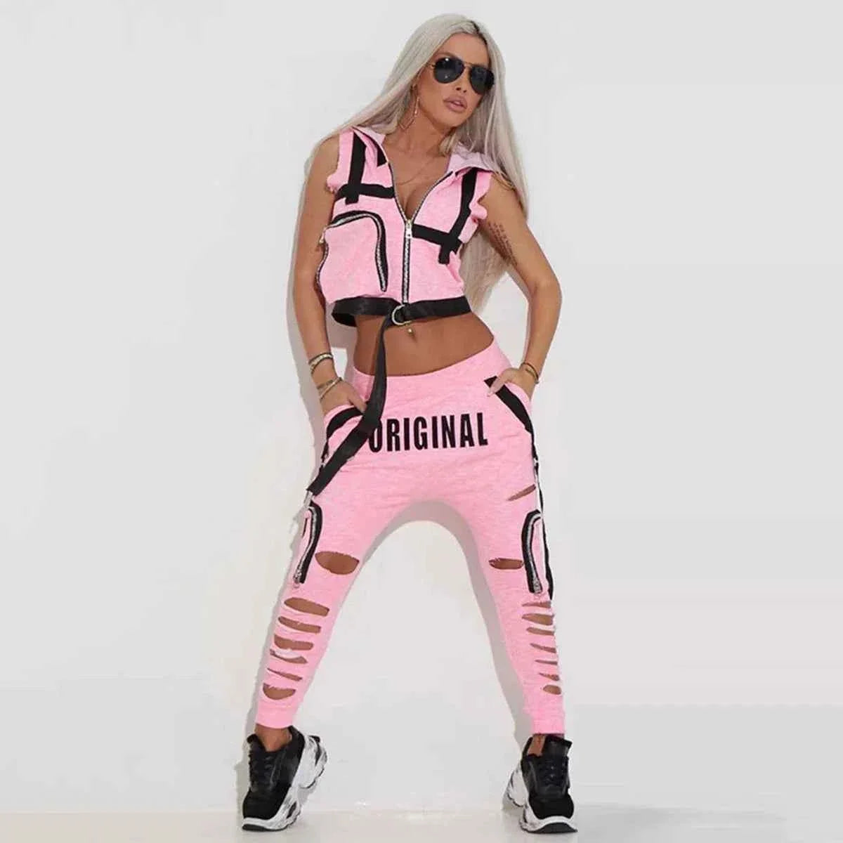 Conjunto urbano de chaleco con capucha y pantalón desgastado