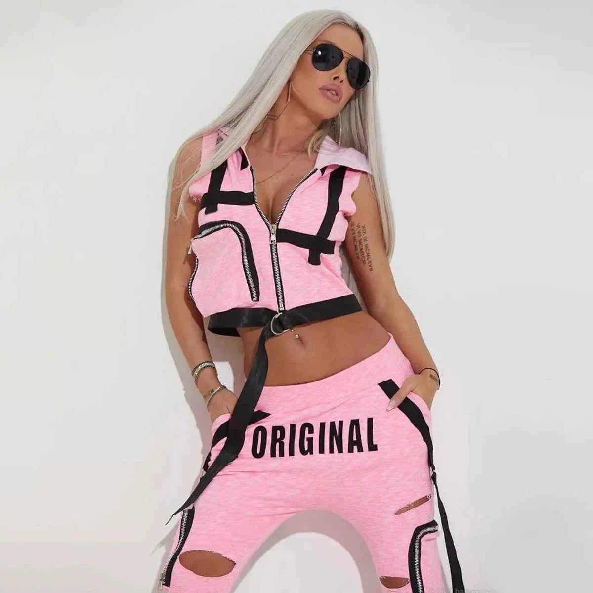Conjunto urbano de chaleco con capucha y pantalón desgastado
